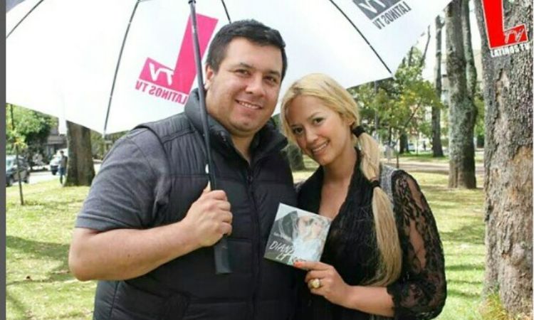 Diana Lasso with a fan.